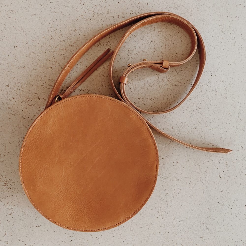 MADEWELL “The Simple Circle Crossbody Bag in Leather”